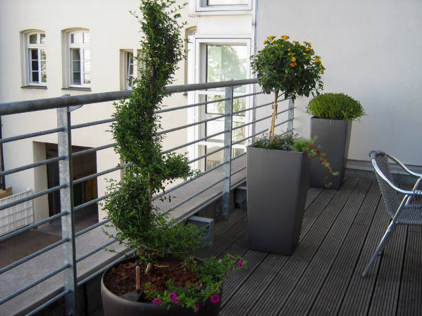 Дизайн балкона: минималистичный стиль с яркими акцентами и удобной мебелью